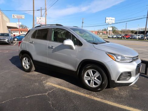 Used 2018 Chevrolet Trax LT w/ LT Convenience Package image 2