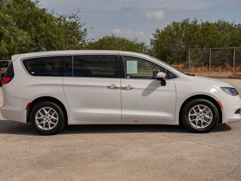 Used 2023 Chrysler Voyager LX FWD image 9