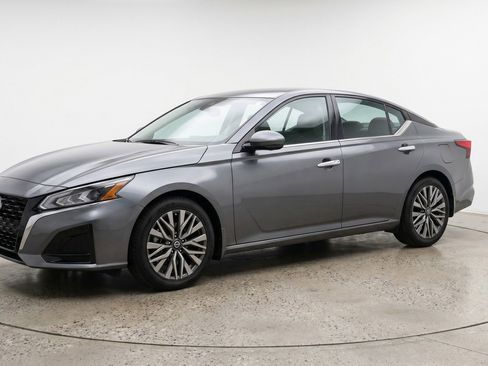 Used 2025 Nissan Altima 2.5 SV FWD image 3