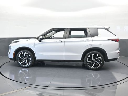 Used 2023 Mitsubishi Outlander SE image 3