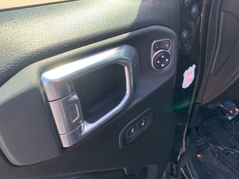 Used 2025 Jeep Wrangler Unlimited Rubicon AWD/4WD image 13