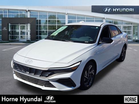 New 2025 Hyundai Elantra SEL image 1