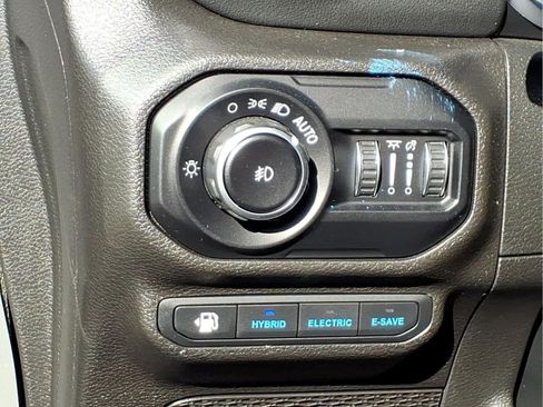 Used 2022 Jeep Wrangler Unlimited Sahara w/ Cold Weather Group AWD/4WD image 13