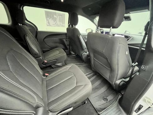 Used 2023 Chrysler Pacifica Touring FWD image 33