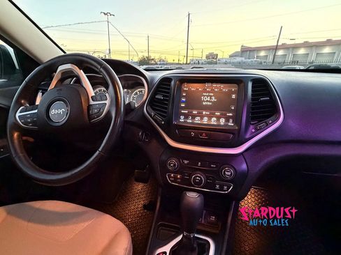 Used 2016 Jeep Cherokee Latitude w/ Cold Weather Group FWD image 14