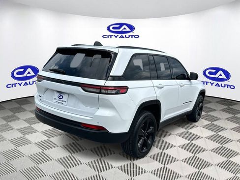 Used 2024 Jeep Grand Cherokee Altitude AWD/4WD image 3