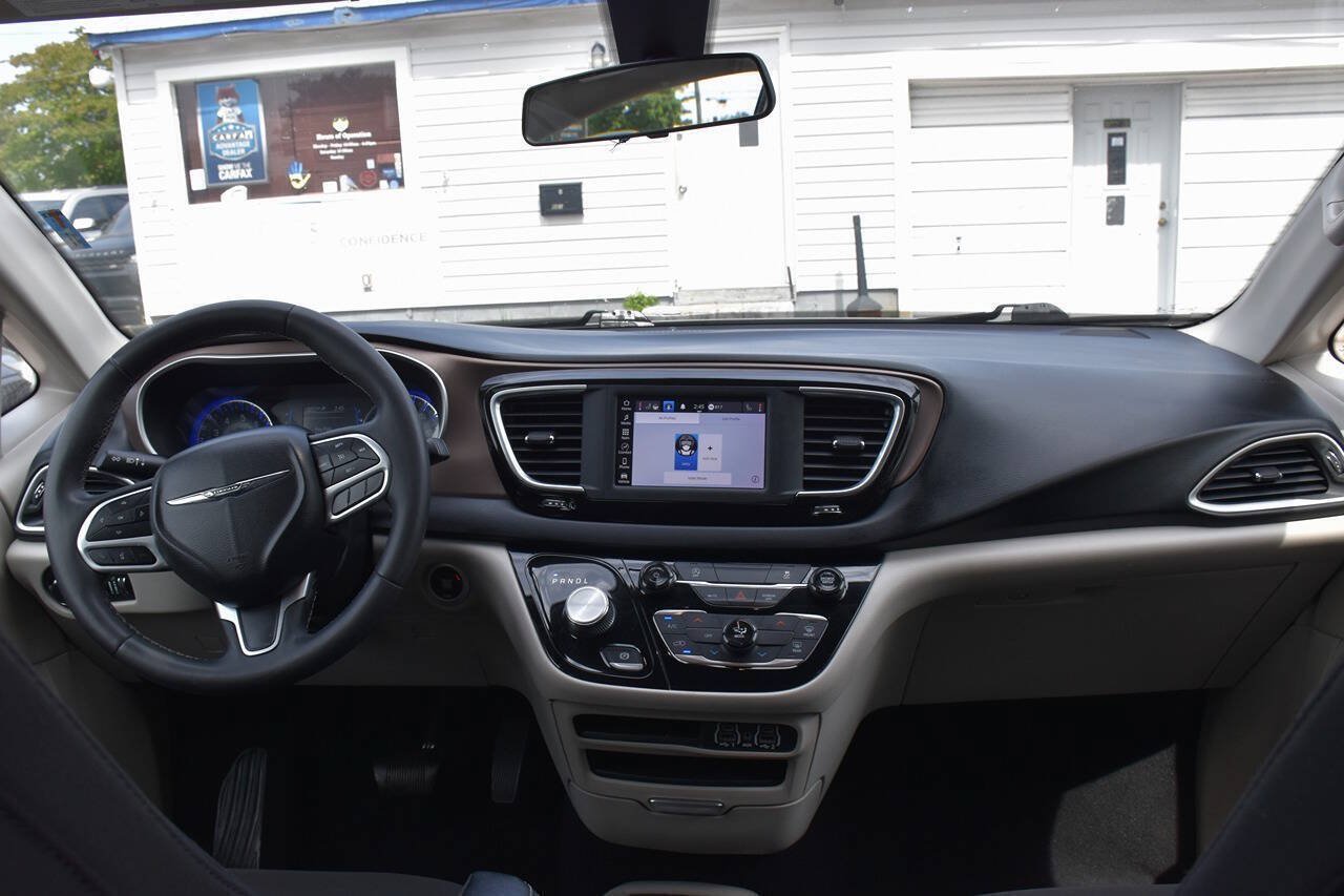Used 2022 Chrysler Voyager LX FWD image 11