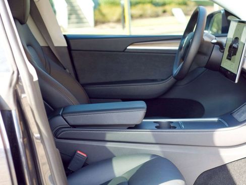 Used 2024 Tesla Model Y Long Range image 33