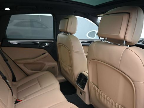 Certified 2026 Porsche Macan AWD/4WD image 7