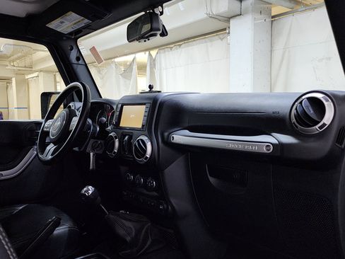 Used 2017 Jeep Wrangler Unlimited Sahara w/ Connectivity Group AWD/4WD image 14