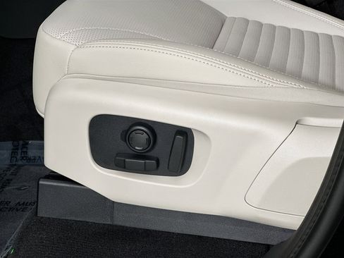 Used 2025 Land Rover Discovery S image 18