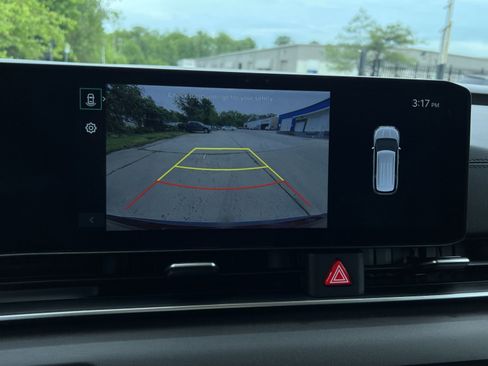 Used 2025 Kia Carnival EX FWD image 32