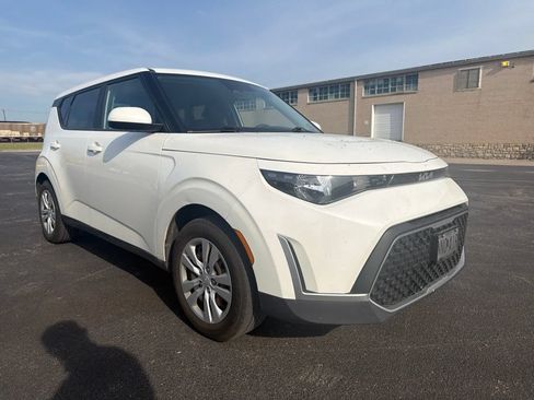 Used 2023 Kia Soul LX FWD image 3