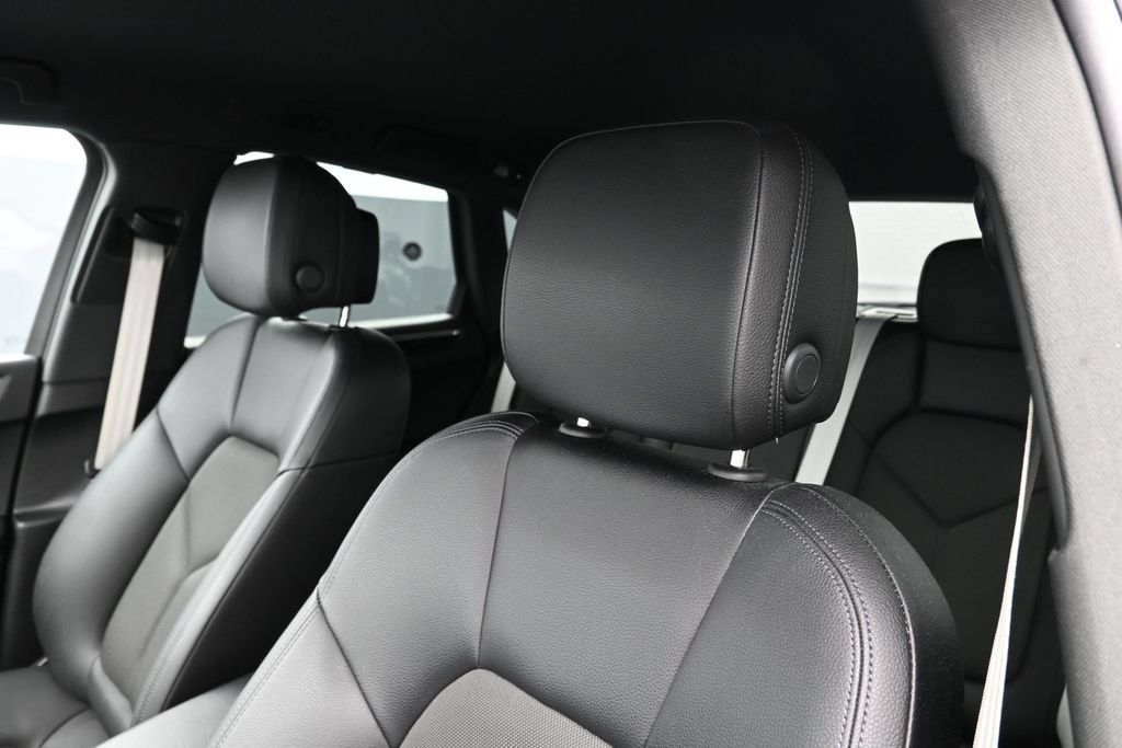 Certified 2022 Porsche Macan AWD/4WD image 16
