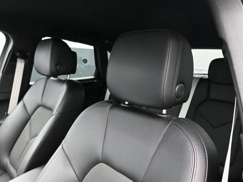 Certified 2022 Porsche Macan AWD/4WD image 16