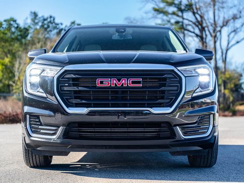 Used 2024 GMC Terrain SLE image 2