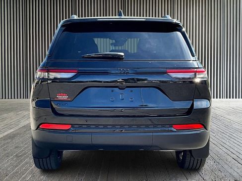 New 2025 Jeep Grand Cherokee Altitude image 4