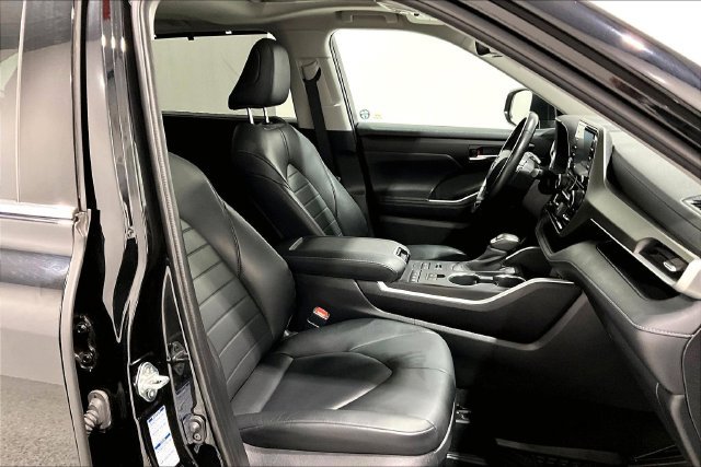Used 2020 Toyota Highlander XLE AWD/4WD image 36
