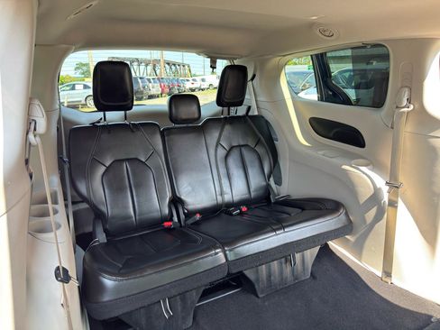Used 2023 Chrysler Pacifica Touring-L FWD image 44