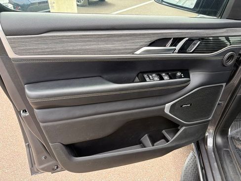 Certified 2024 Jeep Wagoneer Series II w/ Flexible Seating Group AWD/4WD image 6