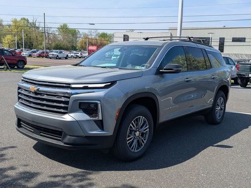 Used 2025 Chevrolet Traverse LT image 3