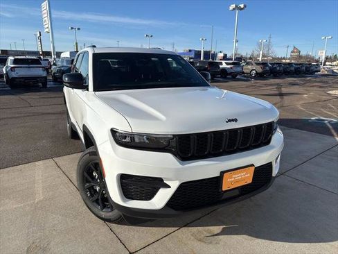 Certified 2025 Jeep Grand Cherokee Altitude image 1