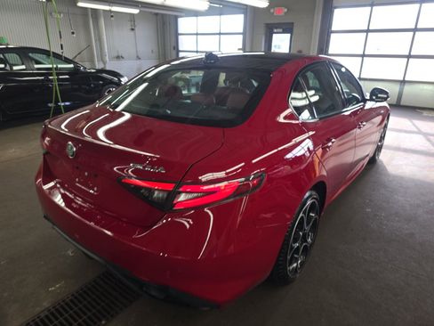 Used 2024 Alfa Romeo Giulia Veloce image 5