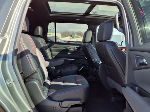 Used 2024 Chevrolet Traverse RS w/ LPO, Floor Liner Package image 32