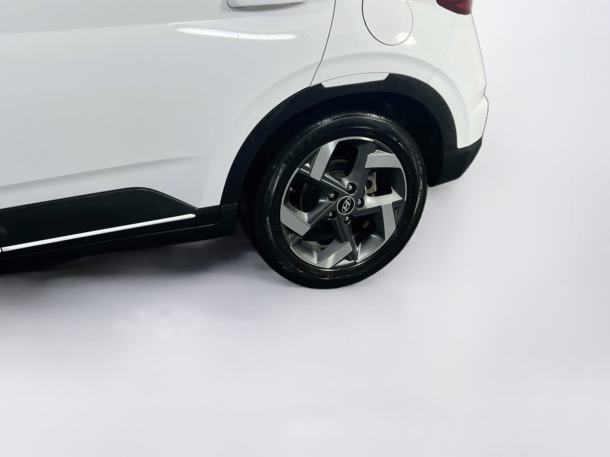Used 2023 Hyundai Venue Limited FWD image 28