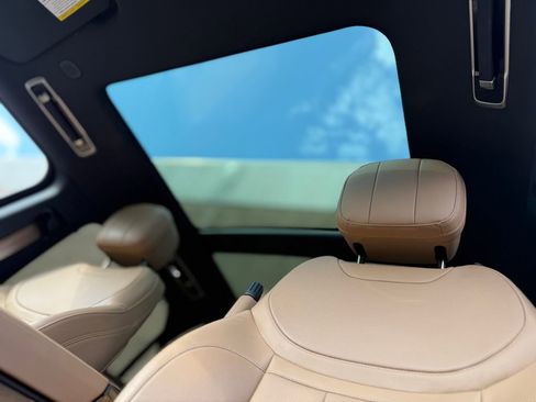 Used 2025 Land Rover Range Rover Sport SE image 15