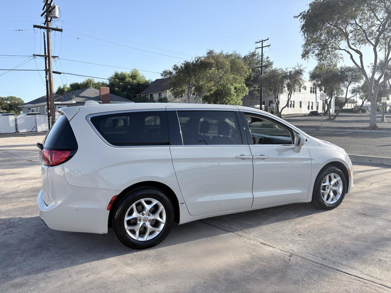 Used 2020 Chrysler Pacifica Touring w/ Tire & Wheel Group FWD image 11