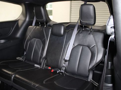 Used 2025 Chrysler Pacifica Select FWD image 19