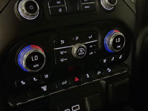 Used 2022 GMC Sierra 2500 AT4 AWD/4WD image 9