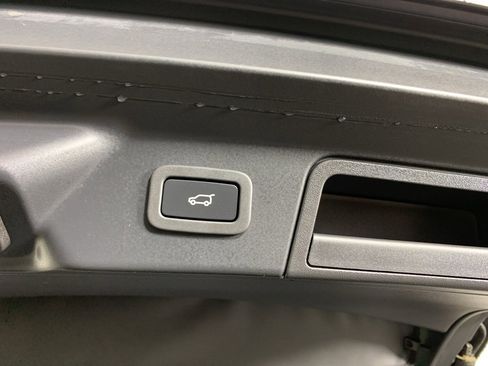 Used 2018 Land Rover Range Rover Velar S image 37