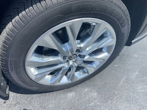 Used 2024 Toyota Highlander Limited image 3