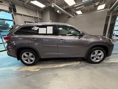 Used 2017 Toyota Highlander Limited AWD/4WD image 34