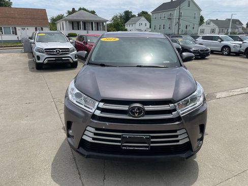 Used 2019 Toyota Highlander Plus AWD/4WD image 3