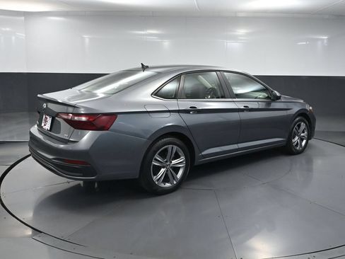 Used 2024 Volkswagen Jetta SE FWD image 4