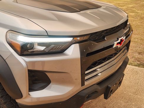 Used 2025 Chevrolet Colorado ZR2 w/ Technology Package AWD/4WD image 12