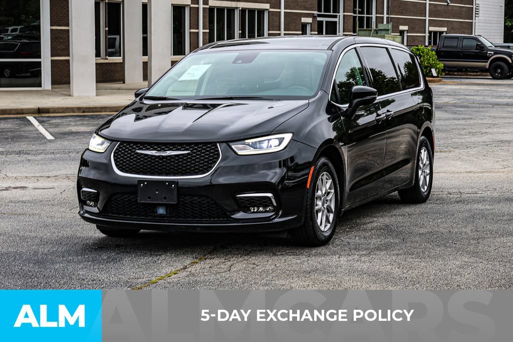 Used 2023 Chrysler Pacifica Touring-L FWD image 3