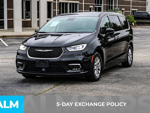 Used 2023 Chrysler Pacifica Touring-L FWD image 3