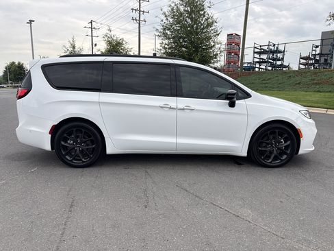 Used 2023 Chrysler Pacifica Limited w/ Uconnect Theater Family Group FWD image 10