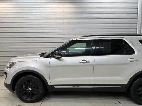 Used 2018 Ford Explorer XLT w/ Equipment Group 201A AWD/4WD image 3