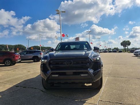Used 2025 Toyota Tacoma SR5 AWD/4WD image 2