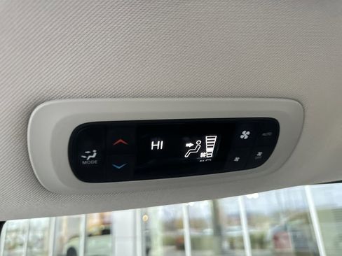 Used 2023 Chrysler Pacifica Touring-L FWD image 37