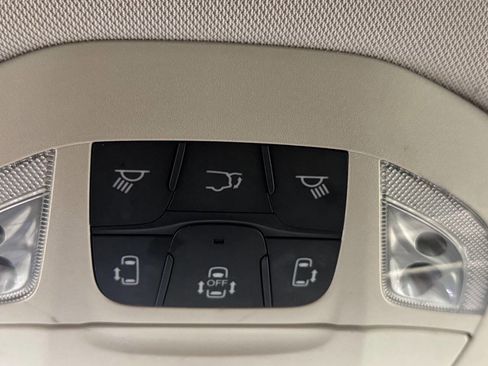 Used 2018 Chrysler Pacifica Touring-L FWD image 34