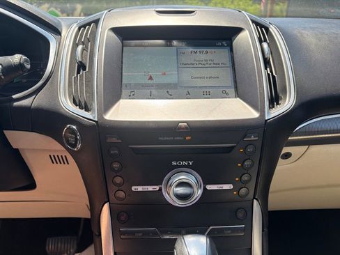 Used 2017 Ford Edge Titanium w/ Technology Package FWD image 11