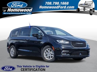 Used 2025 Chrysler Pacifica Select