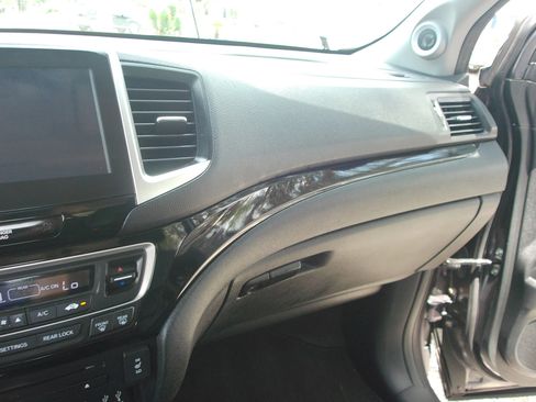 Used 2016 Honda Pilot Touring image 18