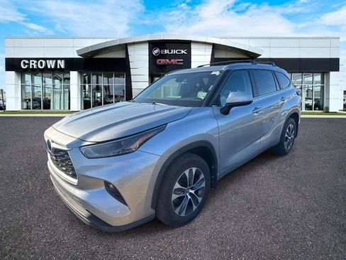 Used 2024 Toyota Highlander XLE image 1